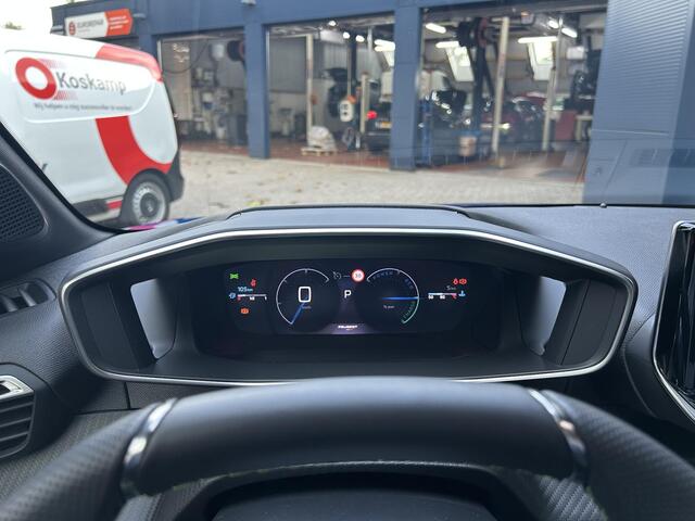 Peugeot 208 1.2 Hybrid 145 e-DCS6 GT | Meest Complete Uitvoering | Glazen Panoramadak | Navigatie | 360 Graden Camera | Dode Hoek Detectie | Climate Control | Keyless Entry & Start | Cruise Control | Sportstoelen | 17" Lichtmetalen Velgen | Full LED Verlichting | Par