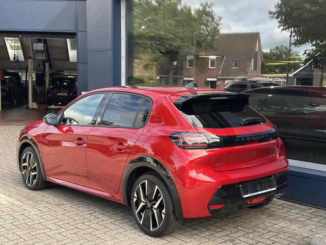 Peugeot 208 1.2 Hybrid 145 PK GT Automaat | Meest Complete Uitvoering | Glazen Panoramadak | Navigatie | 360 Graden Camera | Dode Hoek Detectie | Climate Control | Keyless Entry & Start | Cruise Control | Sportstoelen | 17" Lichtmetalen Velgen | Full LED Verlichting 
