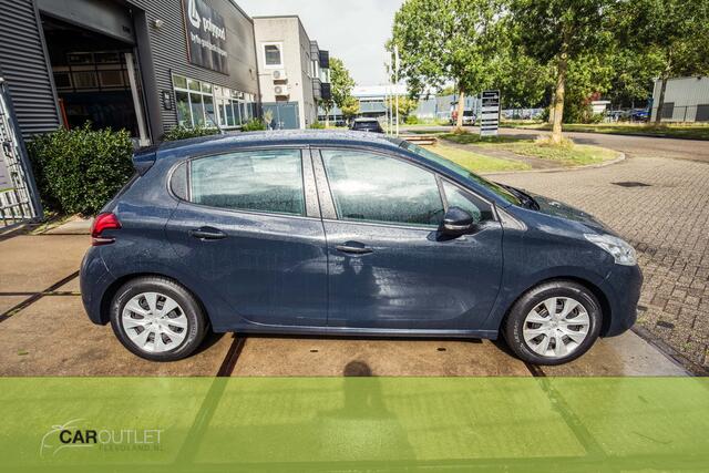Peugeot 208 1.2 PureTech Access Dealeronderhouden 208! NIEUWE APK bij AFLEV. Heeft wat lichte deukjes op dak en rechterv.portier maar nette auto verder.