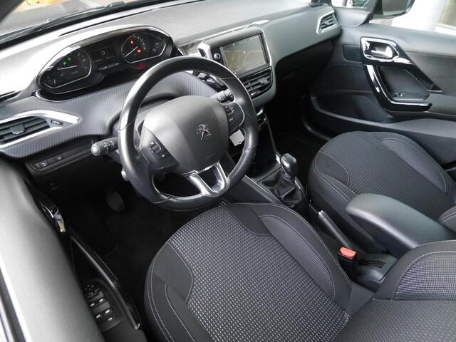 Peugeot 208 1.2 PureTech Allure | 110PK | Navigatie | Climate control | Lichtmetalen velgen | Cruise control | Trekhaak | Elektrische ramen | Extra getint glas