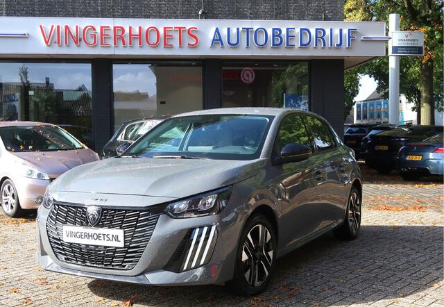 Peugeot 208 1.2 Benzine 100 Pk. * Allure Selenium * Navigatie * Draadloss Apple Carplay / Android Auto * Voor- en Achter Parkeer Sensoren * Climate & Cruise Control *1/2 Leder Interieur * Vingerhoets; Vierde Generatie Eersteklas Service !