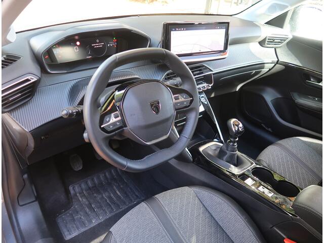 Peugeot 208 1.2 Benzine 100 Pk. * Allure Selenium * Navigatie * Draadloss Apple Carplay / Android Auto * Voor- en Achter Parkeer Sensoren * Climate & Cruise Control *1/2 Leder Interieur * Vingerhoets; Vierde Generatie Eersteklas Service !