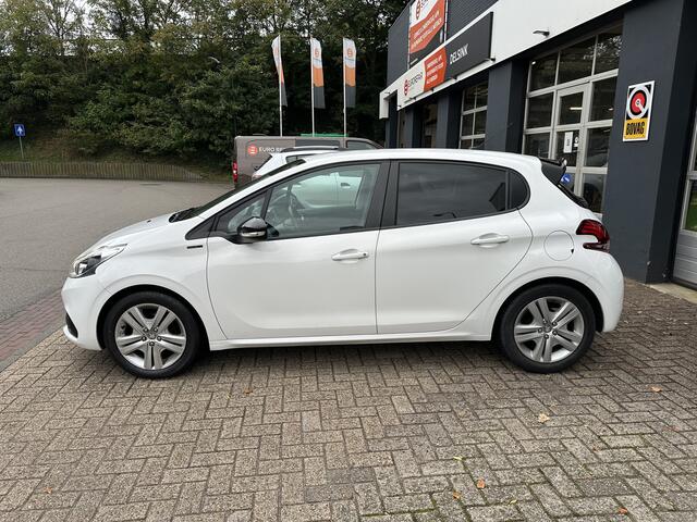 Peugeot 208 1.2 PureTech Signature All-in Prijs Cruise/Parkeer sensoren/Navi/Apple Carplay, Android auto
