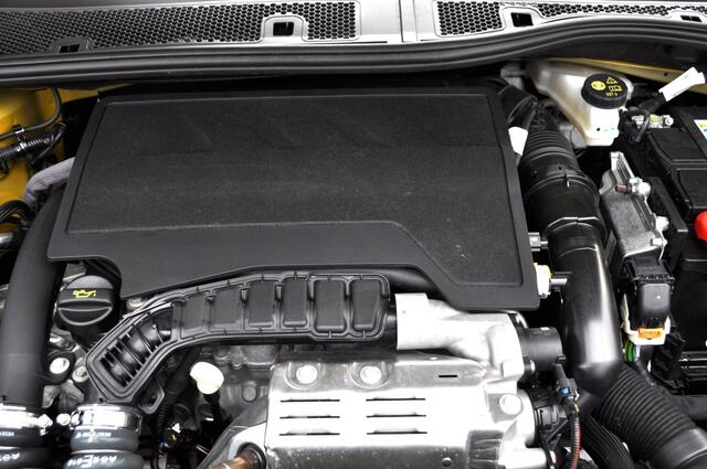 Peugeot 208 1.2 GT 130 Pano Navi egtg pdc v+a