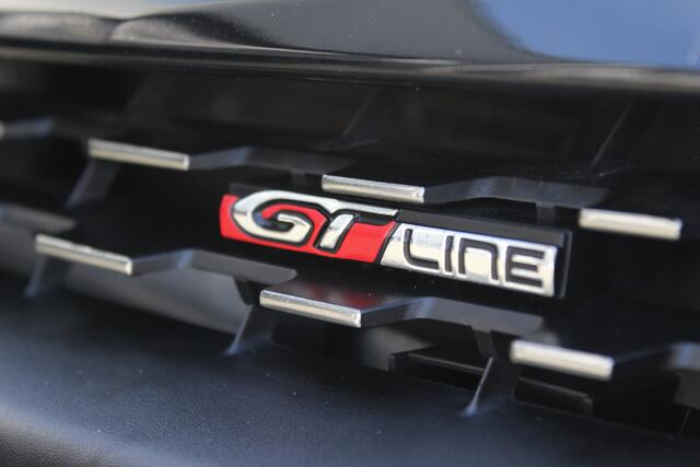 Peugeot 208 1.2 PureTech GT-Line | Incl. 12 maanden garantie | Cruise control | Climate control | Panorama dak | Bluetooth | Navigatie | Achteruitrijcamera | Lichtmetalen velgen | Parkeersensoren | DAB | Sportstoelen