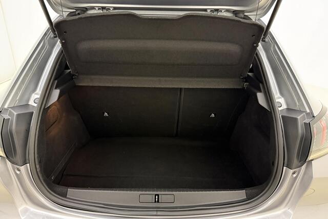 Peugeot 208 1.2T Blue Lease Allure | 100 PK | Parkeer Camera Achter | Navigatie | Apple Carplay & Android Auto | Parkeer Sensoren Voor & Achter | Climate Control