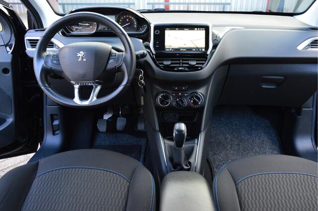 Peugeot 208 1.2 PureTech Signature O.a: PDC, DAB, Airco, Cruise, Navi, Rijklaar, Etc. All-in prijs!