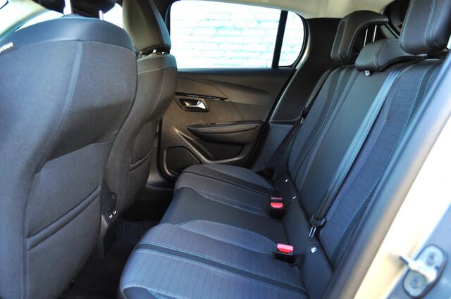 Peugeot 208 1.2 Allure BlackPack Aut Nav LED camera