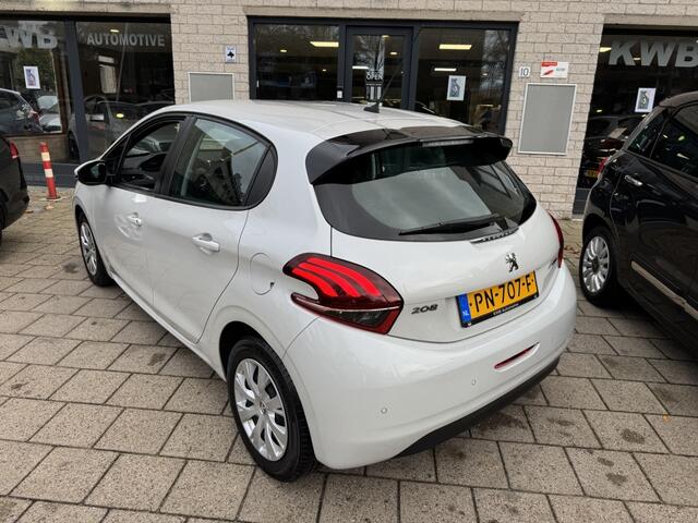 Peugeot 208 1.2 PureT. Parelmoer wit Navi Distri VV