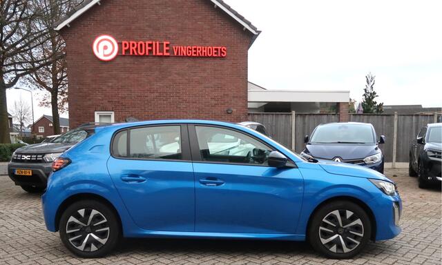 Peugeot 208 100 Pk Benzine Active * Nieuw Model * Navigatie * Airco * Cruise Control * Dab Radio * Yathzee * Draadloos Apple Car Play / Android Auto * Vingerhoets; Vierde Generatie Eersteklas Service !