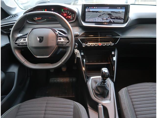 Peugeot 208 100 Pk Benzine Active * Nieuw Model * Navigatie * Airco * Cruise Control * Dab Radio * Yathzee * Draadloos Apple Car Play / Android Auto * Vingerhoets; Vierde Generatie Eersteklas Service !