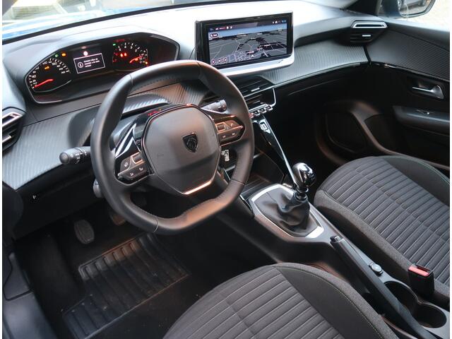 Peugeot 208 100 Pk Benzine Active * Nieuw Model * Navigatie * Airco * Cruise Control * Dab Radio * Yathzee * Draadloos Apple Car Play / Android Auto * Vingerhoets; Vierde Generatie Eersteklas Service !