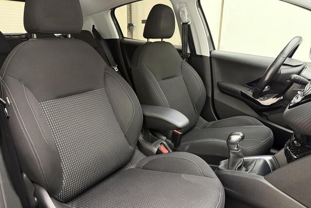 Peugeot 208 1.2 PureTech Allure | Apple carplay/Android auto | Navigatie | Trekhaak | Lichtmetalen velgen 16'' | Climate control | Parkeersensoren |