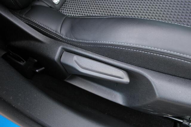 Peugeot 208 1.2 PureTech GT-Line Airco Navi Camera Carplay Dealer onderhouden Nieuwstaat