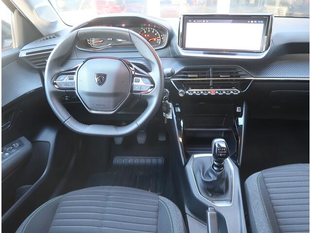 Peugeot 208 Benzine 100 Pk Active * Origineel Navigatie * Airco & Cruise Control * Draadloos Apple Carplay / Android Auto * DAB Radio * Vingerhoets; Vierde Generatie Eersteklas Service ! Al meer dan 100 jaar een begrip in de Brabantse Kempen.