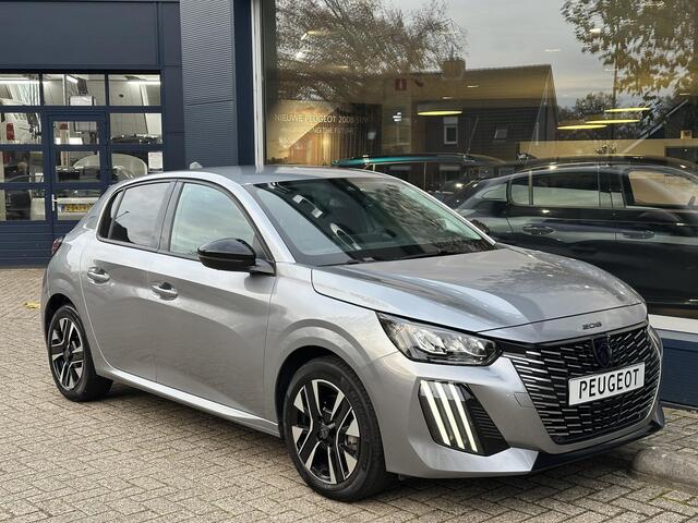 Peugeot 208 Allure 1.2 Turbo 100 PK 6-Bak | LED Koplampen | Facelift Model | Parkeersensoren Rondom | 10'' inch Touch Screen | Draadloze telefoon Navigatie via Apple Car play/ Android Auto | Cruise Control | Rijbaan Bewaking | Stuurwiel Bediening | Half Lederen Bekl