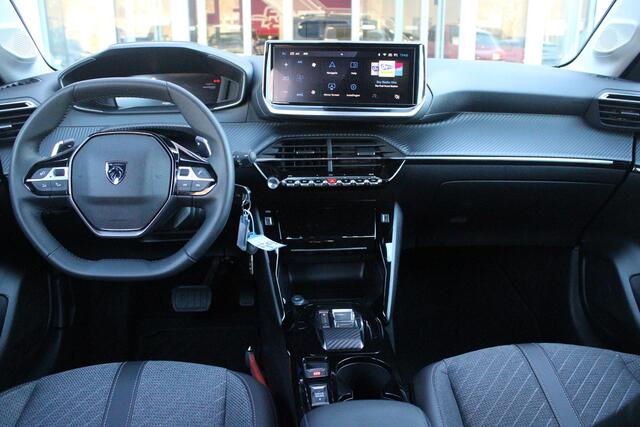 Peugeot 208 Hybrid 110PK e-DCS6 ALLURE | NAVIGATIE | DRAADLOZE APPLE CARPLAY/ANDROID AUTO | DAB+ RADIO | CLIMATE CONTROL | ADAPTIVE CRUISE CONTROL | VERKEERSBORDEN HERKENNING | ACHTERUITRIJ CAMERA | LICHTMETALEN VELGEN 16" |