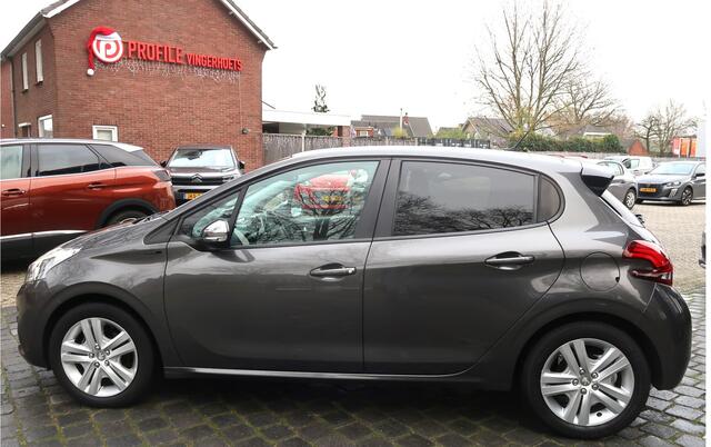 Peugeot 208 110 Pk * AUTOMAAT * Signature uitvoering * Airco * Navigatie * Trekhaak * Dab Radio * Cruise Control * Vingerhoets; Vierde generatie Eersteklas Service !