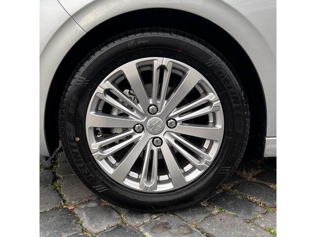 Peugeot 208 1.2 PureTech Allure | 16" LMV | PDC | Navi | BT | Volledig onderh. | Rijklaarprijs