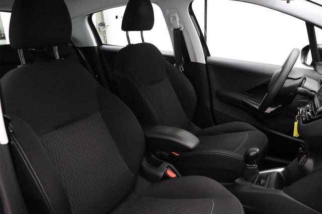 Peugeot 208 1.2 PureTech 82pk Blue Lion | Navigatie | Airconditioning | Cruise control | DAB+ | Parkeersensoren | Lage KM-stand