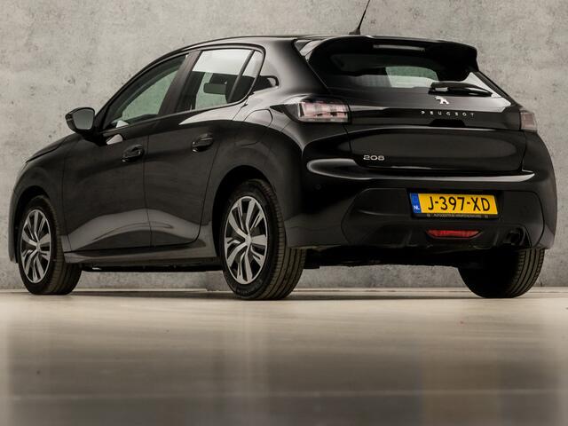 Peugeot 208 1.2 PureTech Sport Automaat (APPLE CARPLAY, GROOT NAVI, PARKEERSENSOREN, SPORTSTOELEN, LED KOPLAMPEN, CRUISE, DAB+, NIEUWSTAAT)