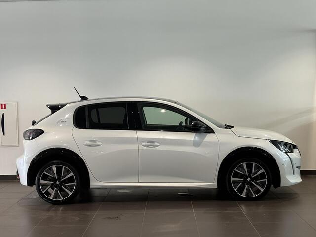 Peugeot 208 GT 1.2 Turbo 130pk EAT8 Peugeot 208 5-deurs GT 1.2 PureTech 130pk EAT8 AUTOMAAT | PARELMOER | PANODAK | NAVI | ADAPTIVE CRUISE | KEYLESS ENTRY | BLACK DIAMOND DAK | CAMERA | DAB+