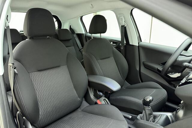 Peugeot 208 1.2 PureTech Blue Lion | Trekhaak | Apple carplay/Android auto | Airco | Navigatie | Cruise control | Stuurwiel multifunctioneel |