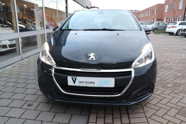 Peugeot 208 1.2 PureTech Active Automaat. Trekhaak, lage km stand.