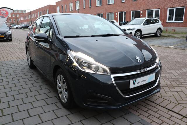 Peugeot 208 1.2 PureTech Active Automaat. Trekhaak, lage km stand.