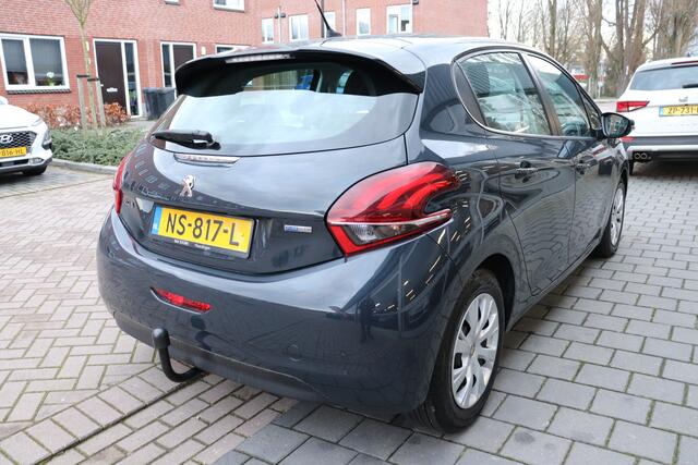 Peugeot 208 1.2 PureTech Active Automaat. Trekhaak, lage km stand.
