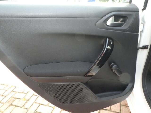 Peugeot 208 1.2 PureTech Blue Lion Airco, Navi, PDC achter, Carplay/mirror link