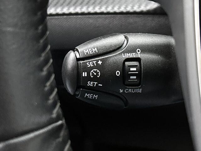 Peugeot 208 1.5 HDi Blue Allure / Navigatie / Pdc.+Camera / Airco-ecc./ Radio-multimedia / / Apk nieuw