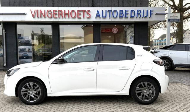 Peugeot 208 Benzine * Automaat * 100 Pk Style JXX-10-S. * Navigatie * Airco * Achteruitrij Camera * Cruise Control * Apple Carplay / Android Auto * L.M. Velgen * Vingerhoets; Vierde Generatie Eersteklas Service. Al meer dan 100 jaar een begrip in de Brabantse Kempen.