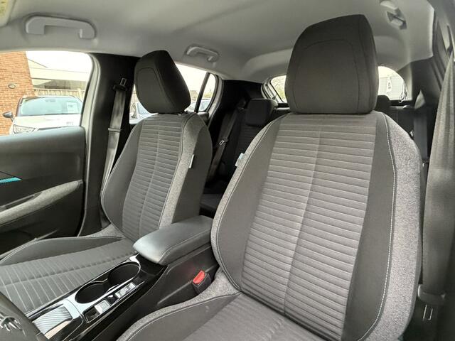 Peugeot 208 Benzine * Automaat * 100 Pk Style JXX-10-S. * Navigatie * Airco * Achteruitrij Camera * Cruise Control * Apple Carplay / Android Auto * L.M. Velgen * Vingerhoets; Vierde Generatie Eersteklas Service. Al meer dan 100 jaar een begrip in de Brabantse Kempen.