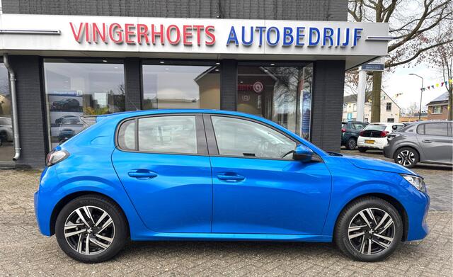 Peugeot 208 100 Pk. Benzine Allure * AUTOMAAT * 1/2 Lederen interieur * Keyless Start Button * Parkeersensoren * Climate & Cruise Control * L.M. Velgen * Apple Carplay / Android Auto * Vingerhoets; Vierde Generatie Eersteklas Service. Al meer dan 100 jaar een begrip 
