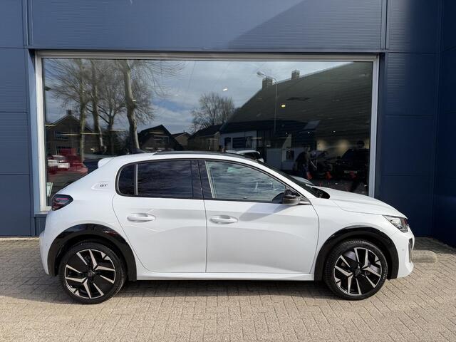 Peugeot 208 1.2 Hybrid 145 e-DCS6 GT Meest Complete Uitvoering! | Panoramadak | Alcantara Stoelen met Verwarming en Massage | Navigatie | Cruise Control | 360 Graden Camera | Full LED Verlichting | 17" Lichtmetalen Velgen | Parkeersensoren V+A |