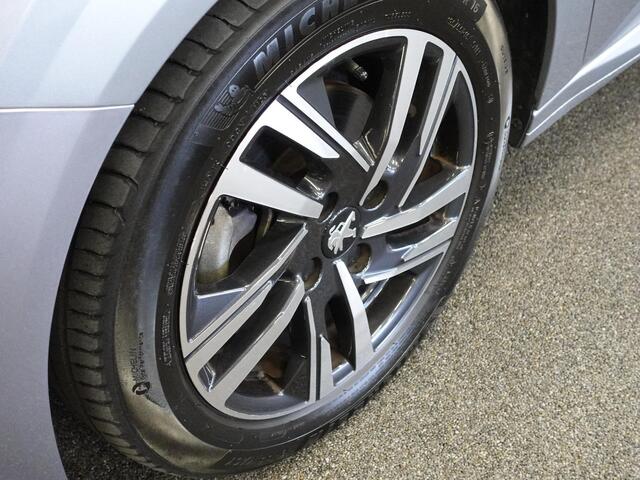 Peugeot 208 1.2 PureTech 100pk Automaat Allure Pack | Navigatie | Apple Carplay/Android Auto | Camera | Parkeersensor achter | Cruise Control | Virtual Cockpit | Climate Control | Getinte ramen