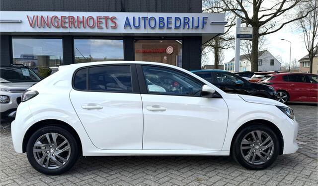 Peugeot 208 Benzine 5-deurs * Style Edition * * Navigatie * Airco * L.M. Velgen * Parkeersensoren * Apple Carplay / Android Auto * Cruise Control * Leder Stuurwiel * Vingerhoets; Vierde Generatie Eersteklas Service. Al meer dan 100 jaar een begrip in de Brabantse Kem