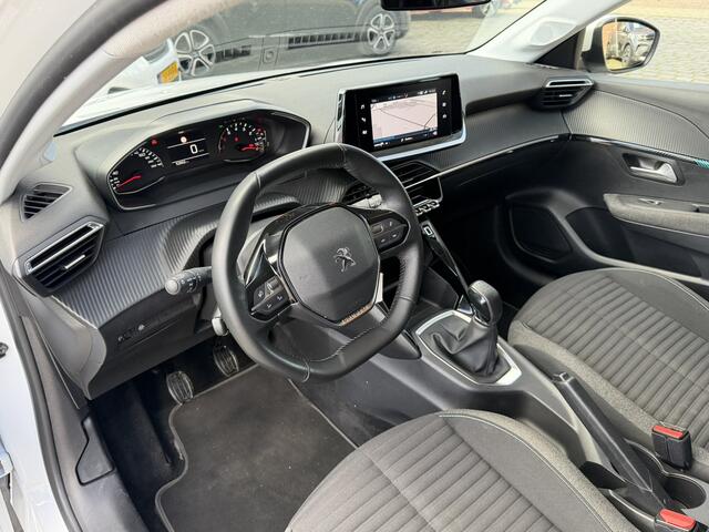 Peugeot 208 Benzine 5-deurs * Style Edition * * Navigatie * Airco * L.M. Velgen * Parkeersensoren * Apple Carplay / Android Auto * Cruise Control * Leder Stuurwiel * Vingerhoets; Vierde Generatie Eersteklas Service. Al meer dan 100 jaar een begrip in de Brabantse Kem