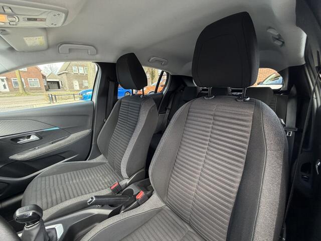 Peugeot 208 Benzine 5-deurs * Style Edition * * Navigatie * Airco * L.M. Velgen * Parkeersensoren * Apple Carplay / Android Auto * Cruise Control * Leder Stuurwiel * Vingerhoets; Vierde Generatie Eersteklas Service. Al meer dan 100 jaar een begrip in de Brabantse Kem