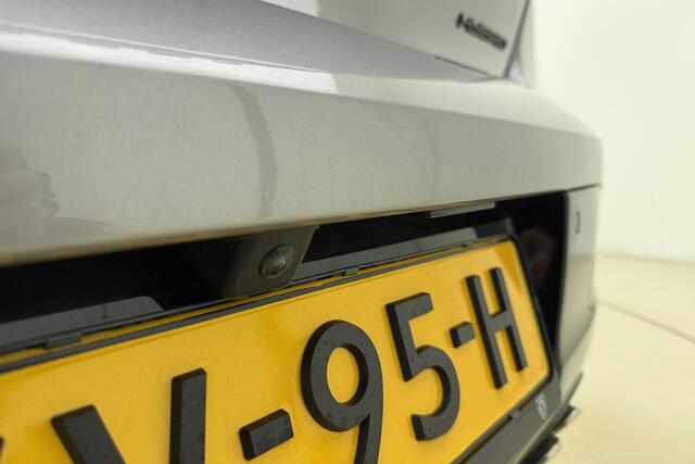 Peugeot 208 Hybrid 145 e-DCS6 GT | Panorama Dak | Navigatie | Climate & Cruise Control | Parkeer Camera |