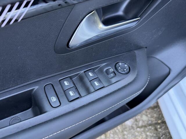 Peugeot 208 Hybrid 110 PK Automaat Allure | Hybride Automaat | Navigatie | 360 Graden Camera | Climate Control | Cruise Control | Parkeersensoren V+A | LED Verlichting | Draadloze Apple Carplay / Android Auto | 16" Lichtmetalen Velgen |