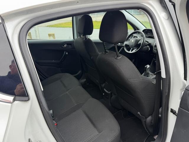 Peugeot 208 1.2 PURETECH ALLURE / NIEUWE D RIEM / VERSNELLINGSBAK