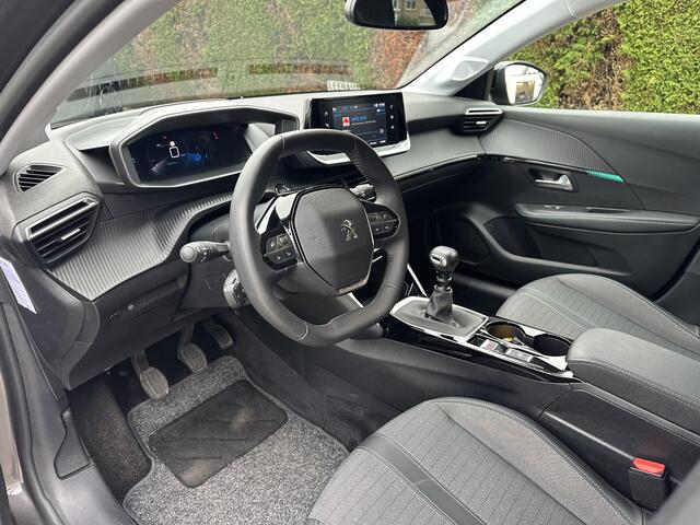 Peugeot 208 1.2 Turbo 100 PK Allure Pack | Zeer Complete Uitvoering | Slechts 15.850 KM | 1e Eigenaar | Keyless Entry | Camera | Adaptieve Cruise Control | Parkeersensoren | Navigatie via Telefoon | Stoelverwarming | Digitaal Dashboard | DAB+ Radio | Apple Carplay | 