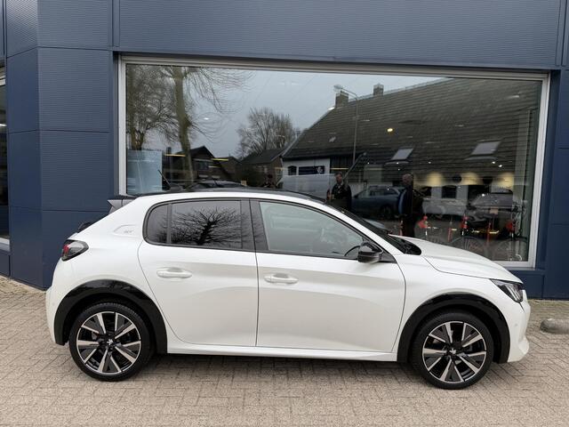 Peugeot 208 1.2 Turbo 100 PK GT | Navigatie | Zwart dak | Sportstoelen | Keyless Start | 17" Lichtmetalen Velgen | Full LED Verlichting | Climate Control | Cruise Control | Camera | Parkeersensoren | Dodehoek detectie.