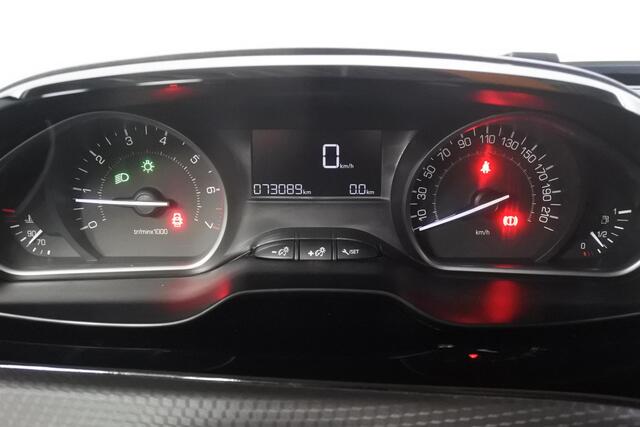 Peugeot 208 1.2 82pk Signature Connect Trekhaak NL NAP