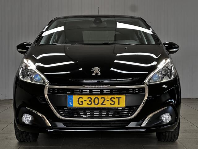 Peugeot 208 1.2 PureTech Allure/ Camera/ 16'' LMV/ Apple + Android/ DAB+/ Navi/ Clima/ Cruise/ Elek. pakket/ Isofix/ Bluetooth/ Armsteun/ Multi. LEDER. Stuur/ Mistl./ PDC/ Chroom/ Extra getint glas.