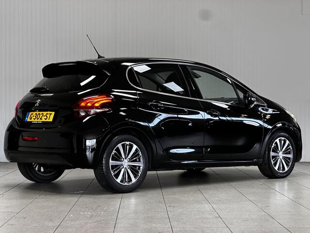 Peugeot 208 1.2 PureTech Allure/ Camera/ 16'' LMV/ Apple + Android/ DAB+/ Navi/ Clima/ Cruise/ Elek. pakket/ Isofix/ Bluetooth/ Armsteun/ Multi. LEDER. Stuur/ Mistl./ PDC/ Chroom/ Extra getint glas.