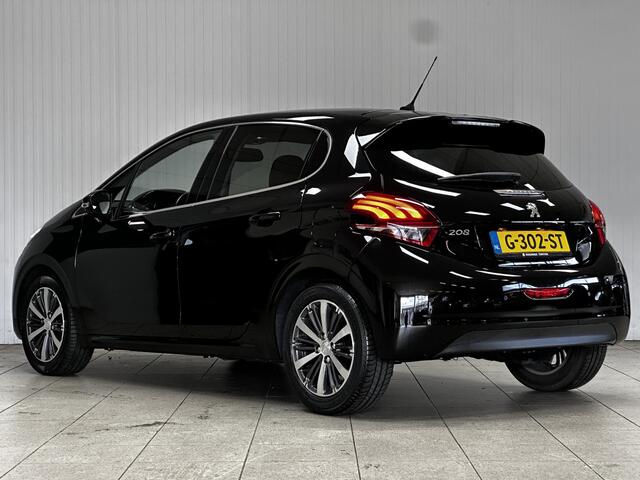 Peugeot 208 1.2 PureTech Allure/ Camera/ 16'' LMV/ Apple + Android/ DAB+/ Navi/ Clima/ Cruise/ Elek. pakket/ Isofix/ Bluetooth/ Armsteun/ Multi. LEDER. Stuur/ Mistl./ PDC/ Chroom/ Extra getint glas.