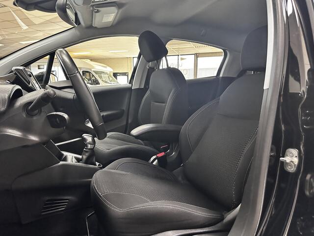 Peugeot 208 1.2 PureTech Allure/ Camera/ 16'' LMV/ Apple + Android/ DAB+/ Navi/ Clima/ Cruise/ Elek. pakket/ Isofix/ Bluetooth/ Armsteun/ Multi. LEDER. Stuur/ Mistl./ PDC/ Chroom/ Extra getint glas.